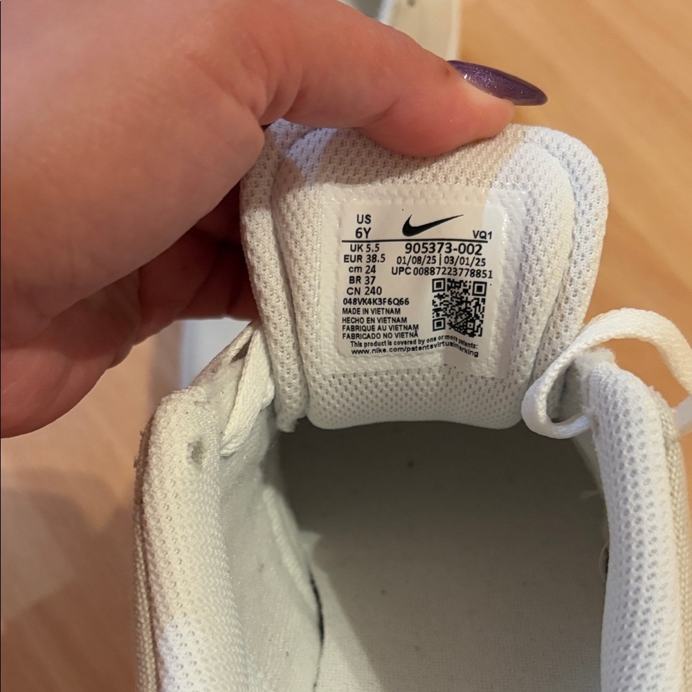 Nike SB White Lace-Up Sneakers - Picture 5 of 5